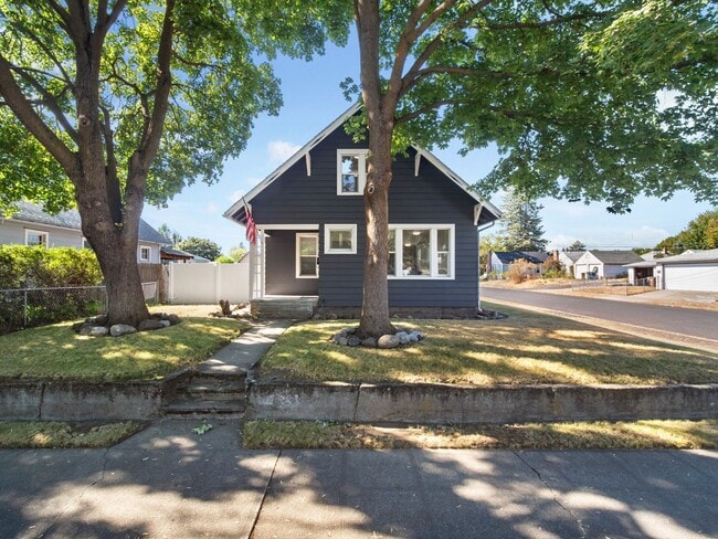 Building Photo - Craftsman on Madison (Furnished)