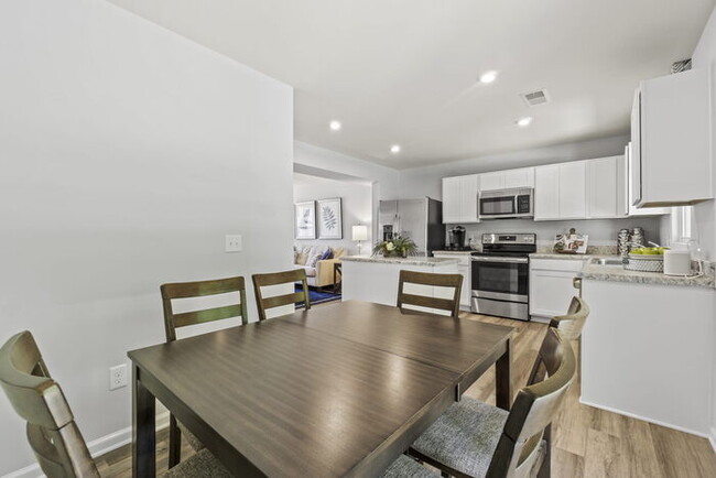 Building Photo - 3 bedroom 2.5 Bath Unfurnished Townhome fo...