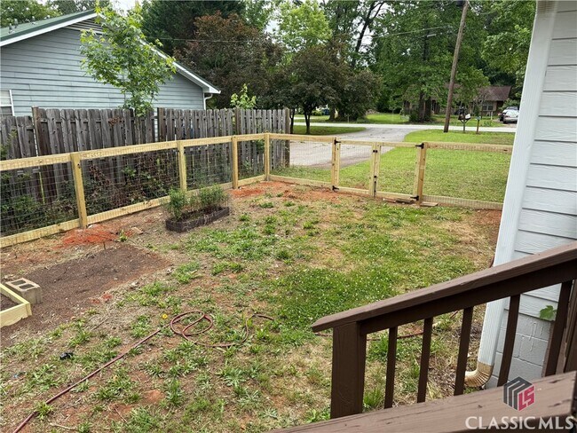Building Photo - 180 Oak Dr