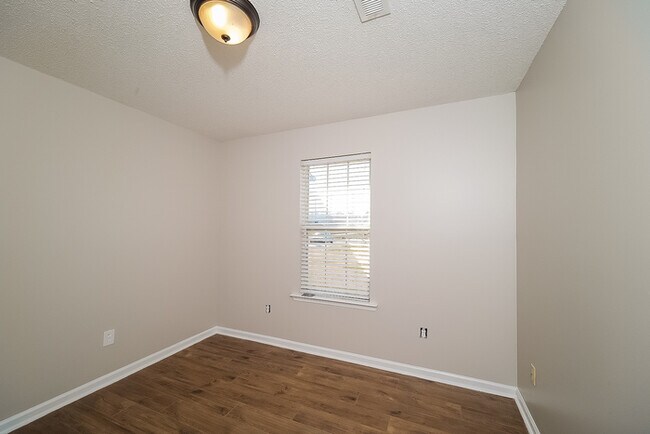 Building Photo - 467 Shady Ln