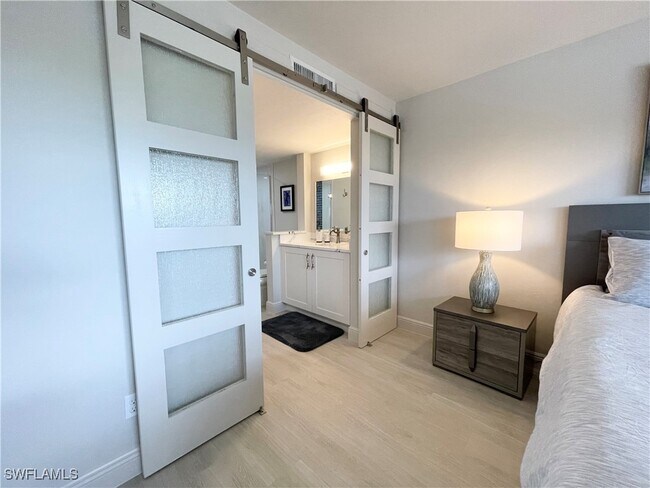 Building Photo - 12945 Vanderbilt Dr