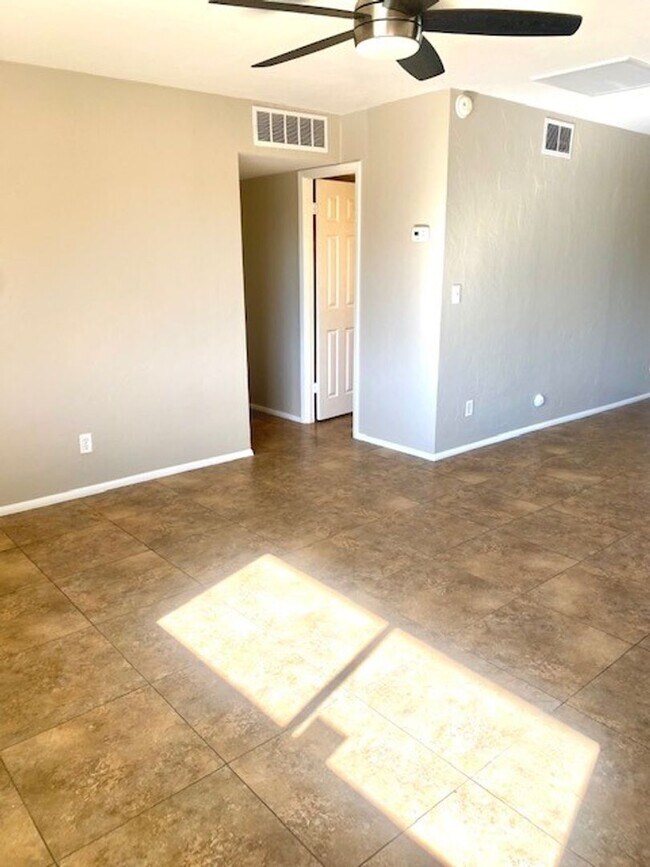 Building Photo - Great 4 Bedroom Home, Location, location!