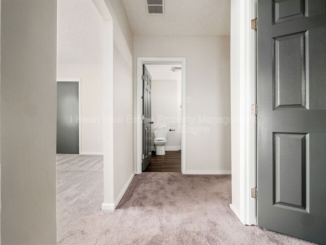 Building Photo - 878 1/2 Sullivant Avenue