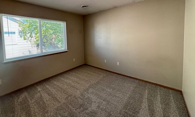 Building Photo - 4 Bed 2 Bath Centrally Located - Pre Leasi...