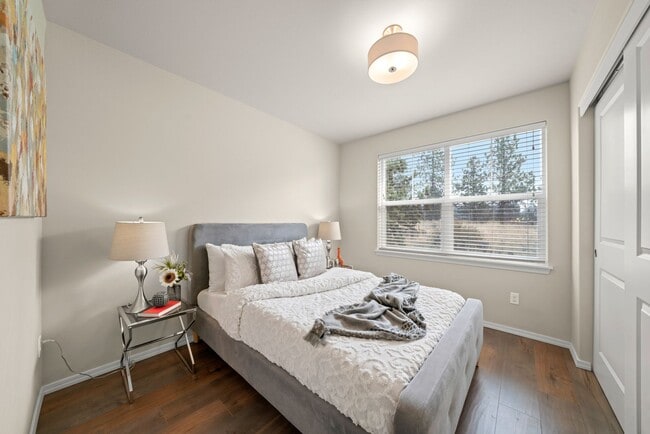 Building Photo - 3 Bedroom Townhouse - Pet Friendly!