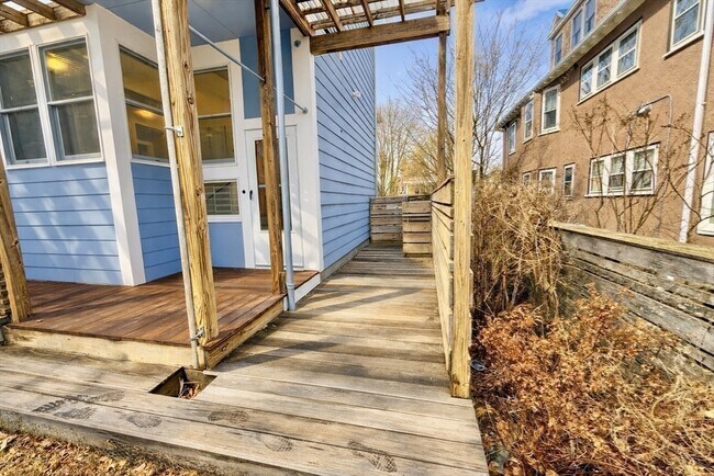 Building Photo - 172 Maplewood St