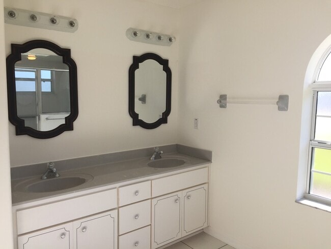 Building Photo - Beautiful 3 /2 Home with HUGE Lanai!