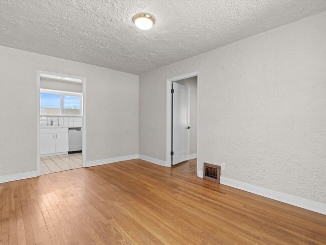 Building Photo - 2 bed, 1 bath with built in office near UNR