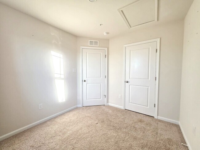 Building Photo - 426 Creekbed Cir