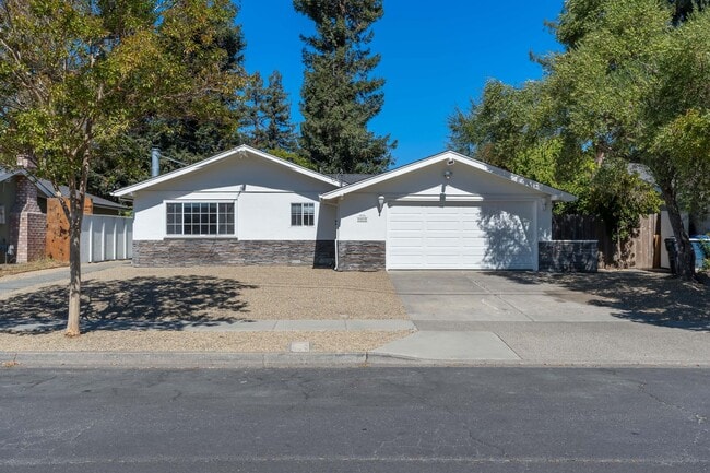 Primary Photo - 4 bed/ 3 bath Single-Family Home in North ...