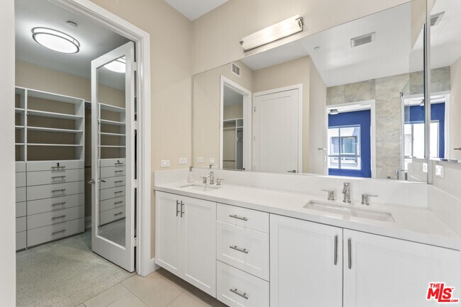 Building Photo - 12705 Bluff Creek Dr