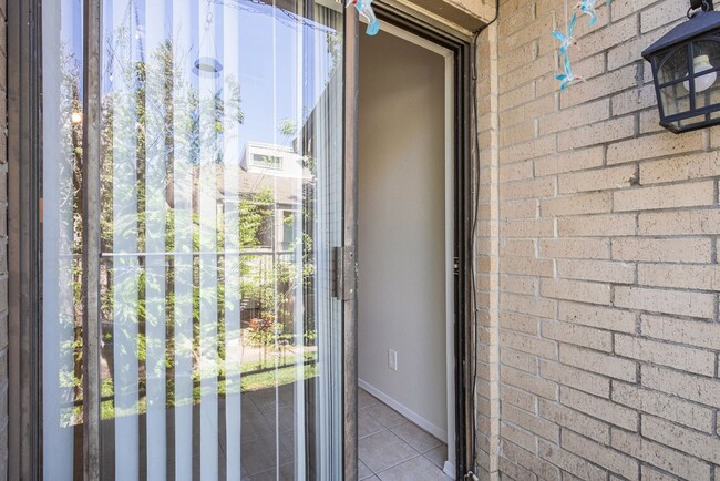 Building Photo - Excellent location under $1500!