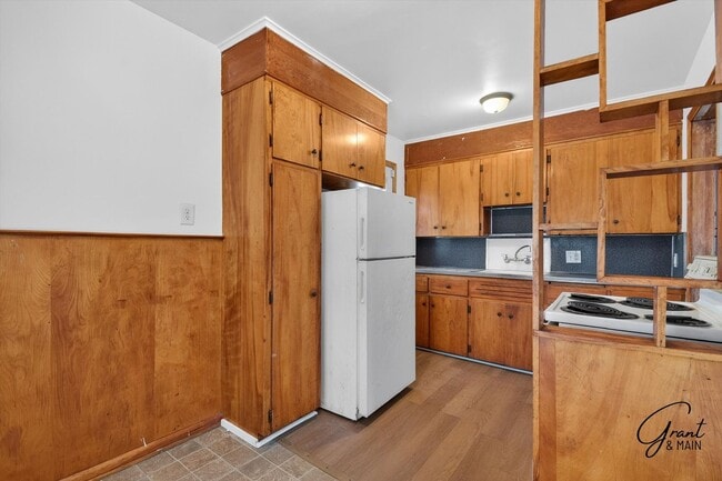 Building Photo - $1300 3 bedrooms