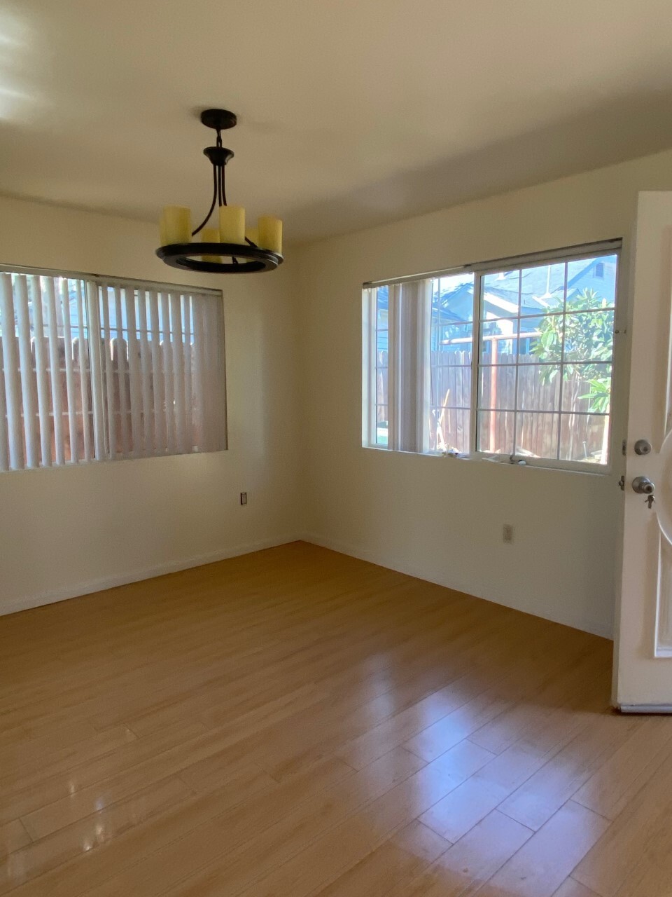 Dining area - 654 W Lexington Dr