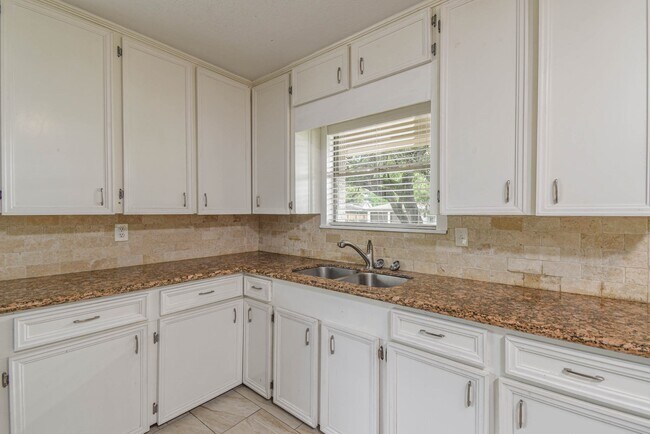 Building Photo - 1509 N San Jacinto St