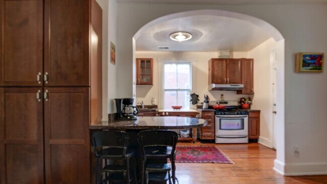 Building Photo - 7106 Maple Ave