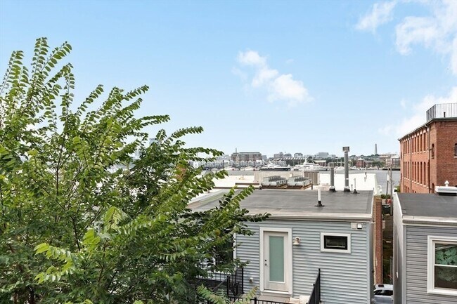 Building Photo - 296 Meridian St