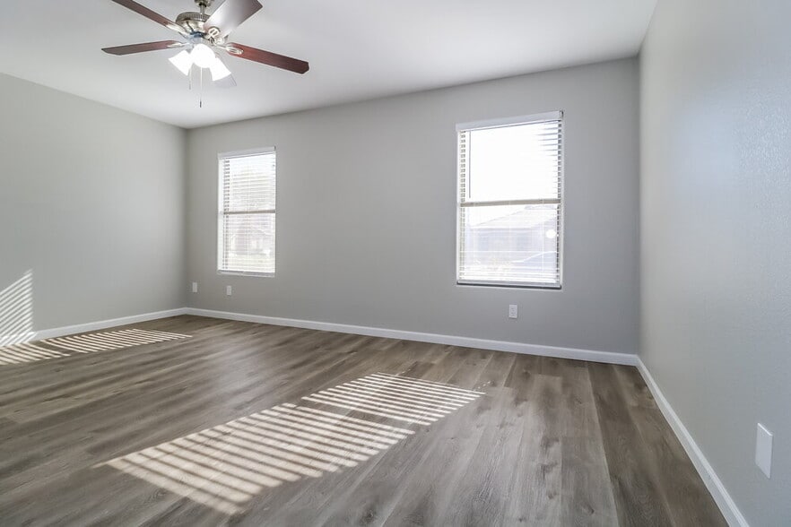 Building Photo - 12834 W Windsor Ave