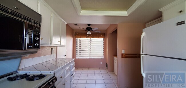 Building Photo - Cozy 2 bedroom 2 Bath home near Stowell and Broadway!