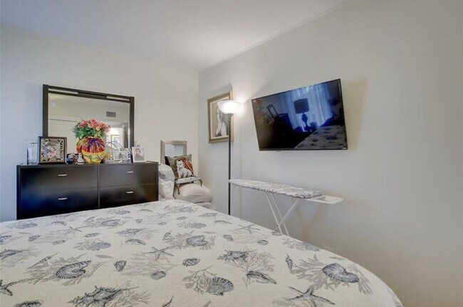 Building Photo - 2990 NE 16th Ave