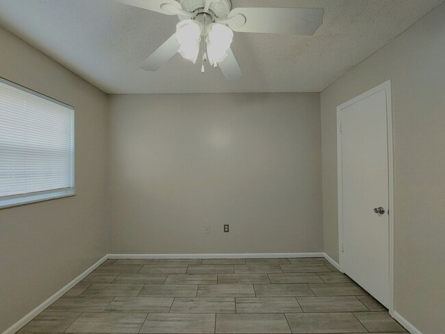 Building Photo - Lake Bentley Shores Condo- Unit C-3 Locate...