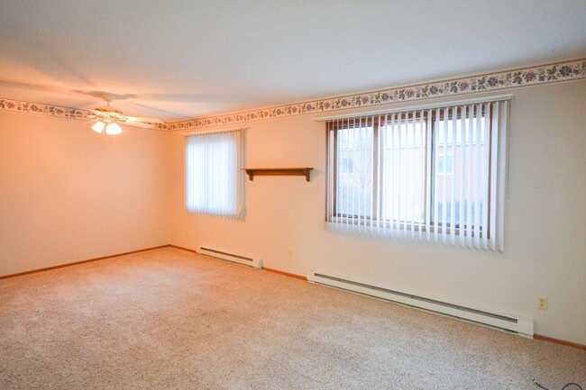 Building Photo - Conveniently located 2br main floor condo!