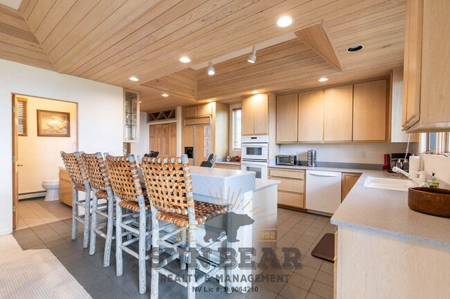 Building Photo - Beautiful Home w Peek Lakeview!