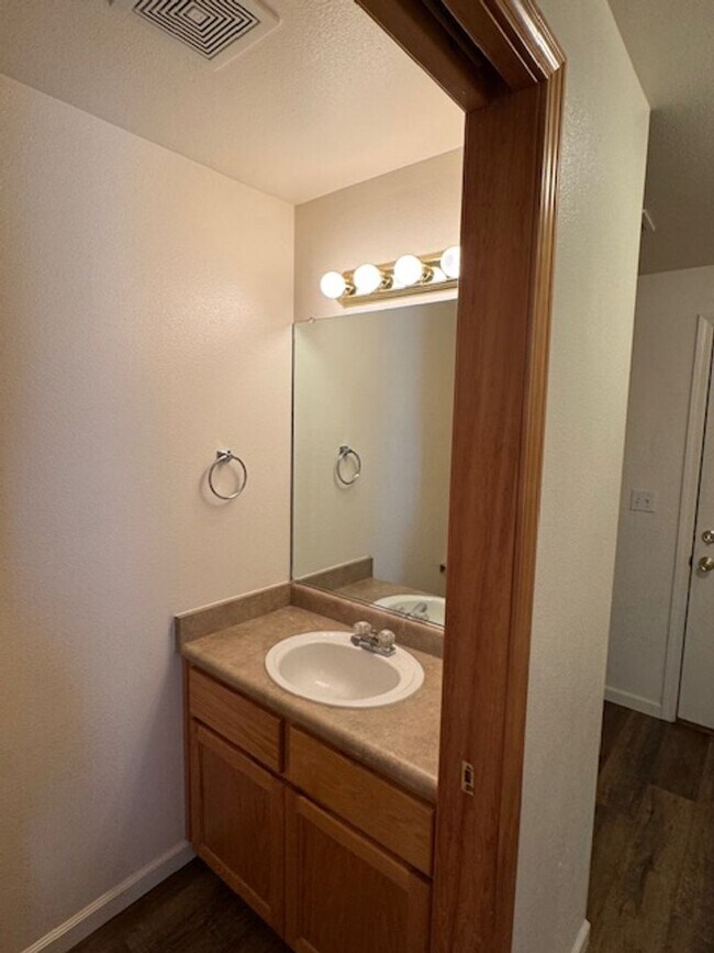 Building Photo - 323-325 SE K