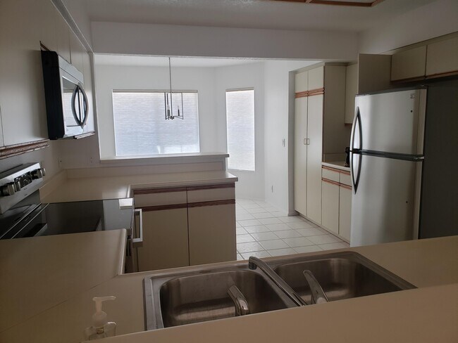 Building Photo - 136 Desert Falls Dr E