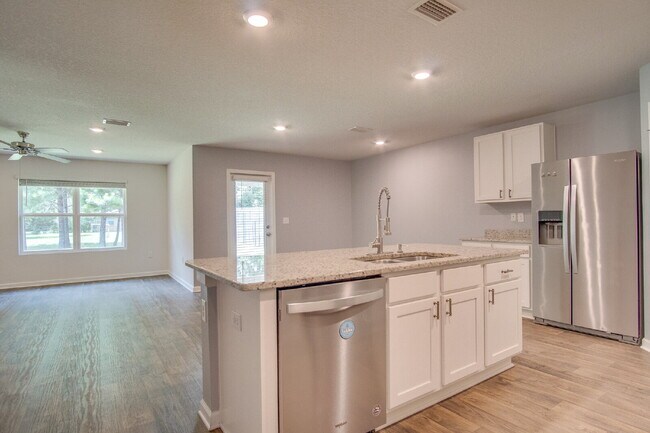 Building Photo - Spacious 4BD/2BA Brick Home Near Navy Federal