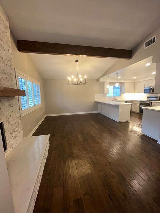 Building Photo - Beautiful 3 Bedroom 2 Bath condo!!