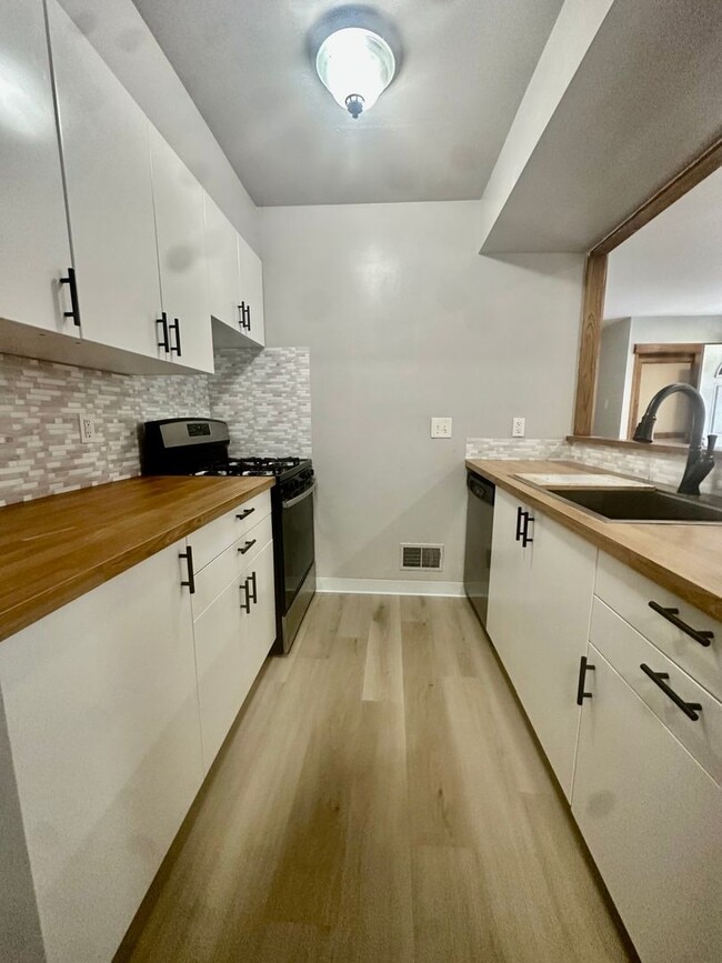 Building Photo - Open-Concept 3BR Condo with Finished Basement in Canton