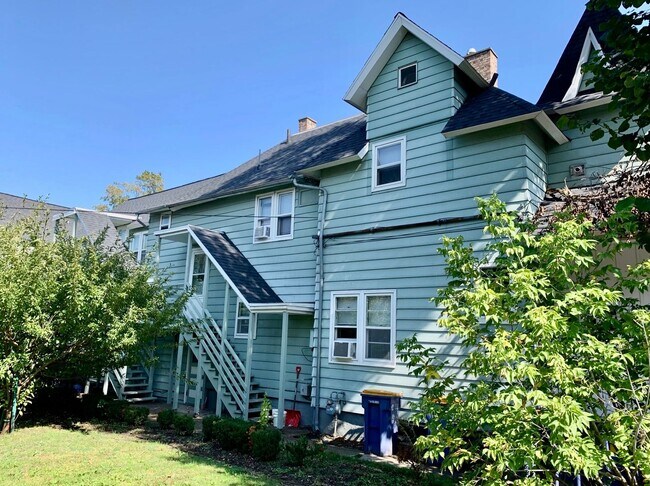 Building Photo - 2 Bed, 1 Bath Upstairs Unit in Heritage Hill – Private Entry & Prime Location