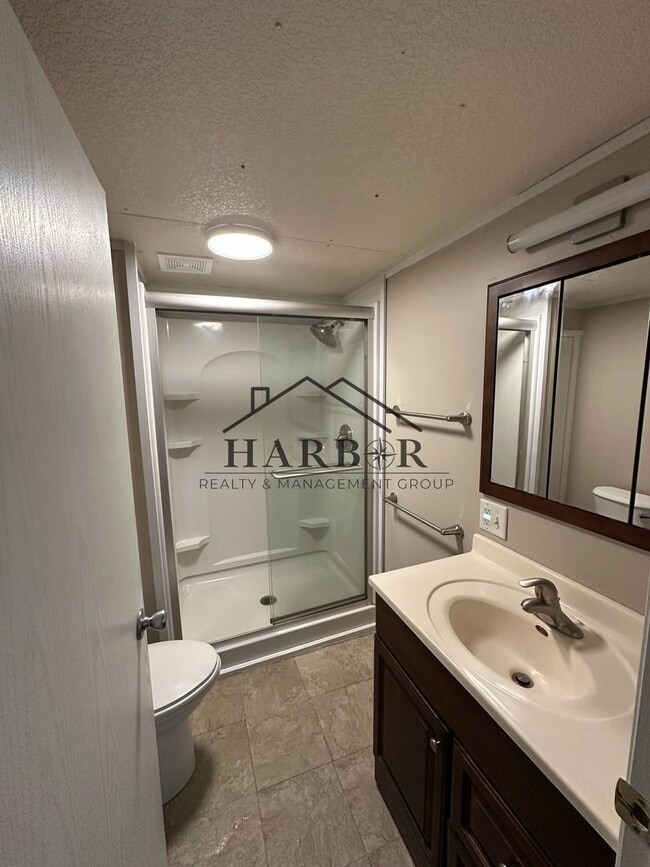 Building Photo - Recently Renovated 3 Bedroom Home!