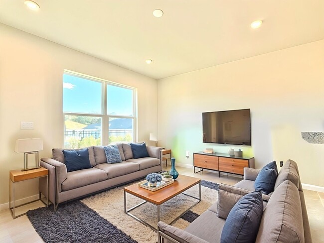 Building Photo - Brand-new End-unit 3Beds/2.5Baths townhome at Lady Lake!