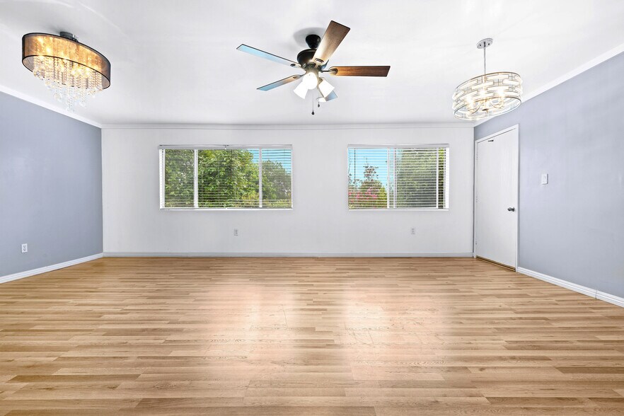 Primary Photo - 12801 Moorpark St