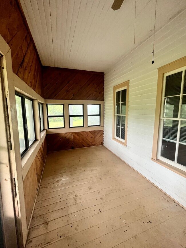 Building Photo - Beautiful 3/2 Farmhouse on Acreage