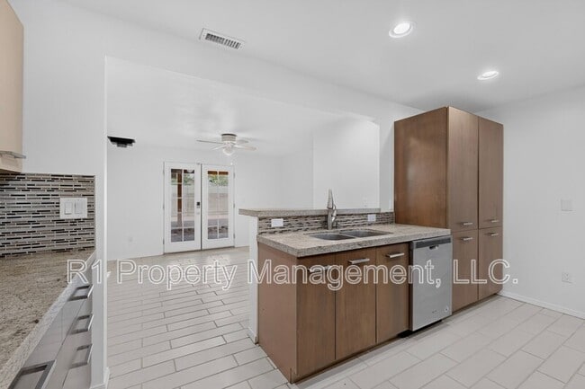 Building Photo - 823 San Lorenzo Ave NW