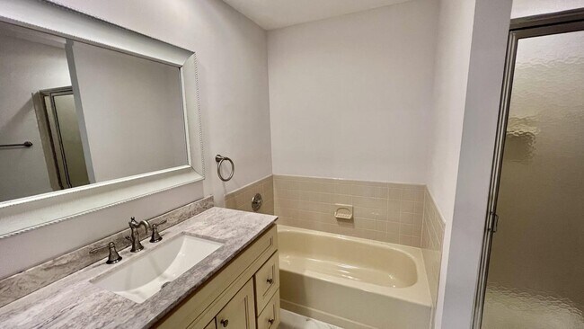Building Photo - 833 Mariposa Ct