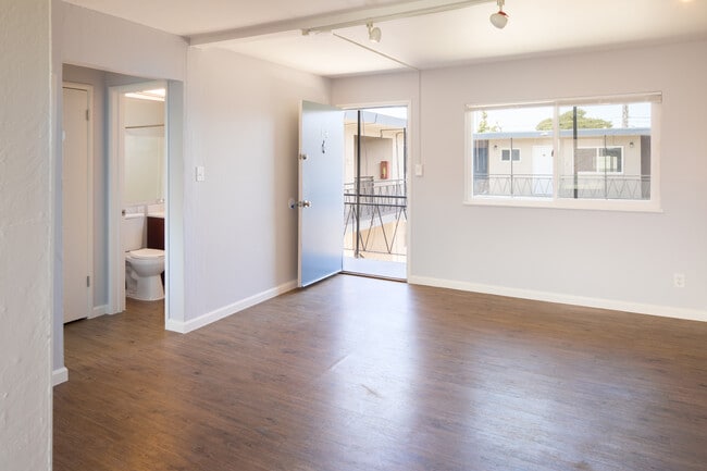 Building Photo - 1590 Oregon St