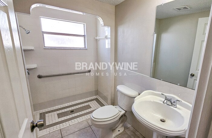 Building Photo - 6135 Seabreeze Dr