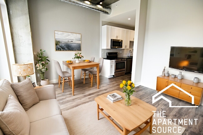 Primary Photo - 3833 N Broadway