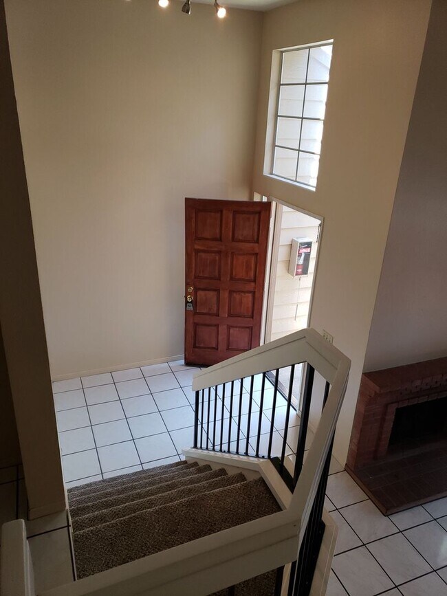 Building Photo - The Bluffs at Fox Run!!! 3BR/2.5BA Rarely ...