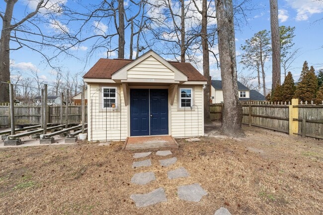 Building Photo - 832 Chalbourne Dr