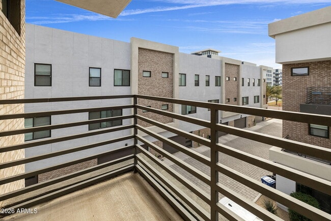 Building Photo - 406 W 7th St