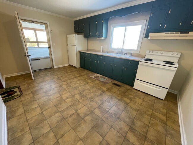 Building Photo - Adorable 2 Bedroom in Eden