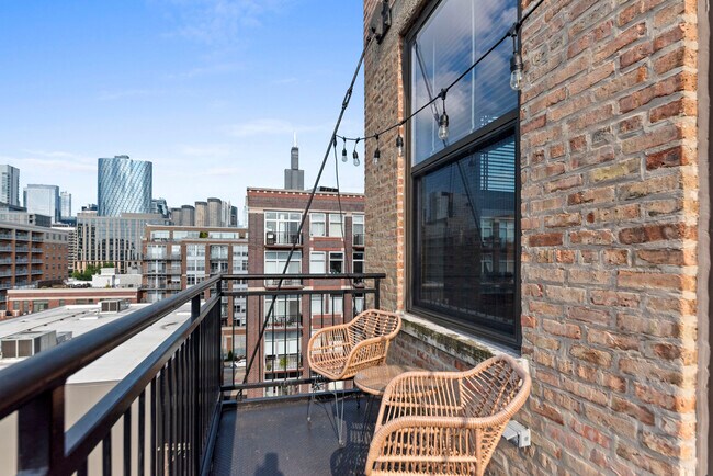 Building Photo - 1040 W Adams St