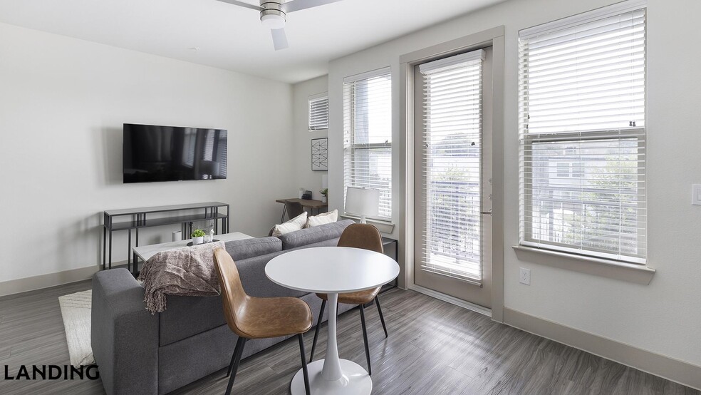 Building Photo - 3383 Cedarplaza Ln