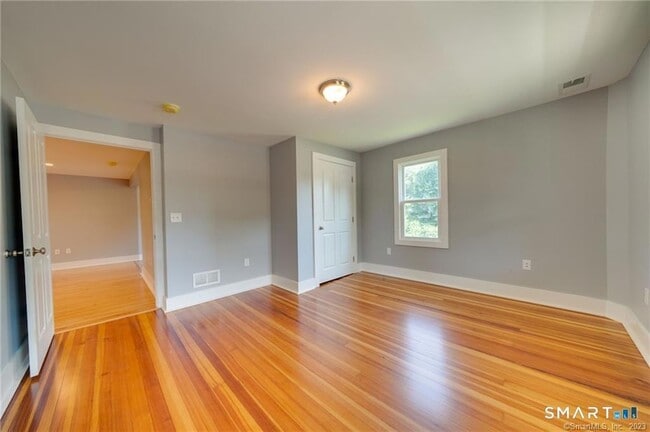 Building Photo - 157 River Rd