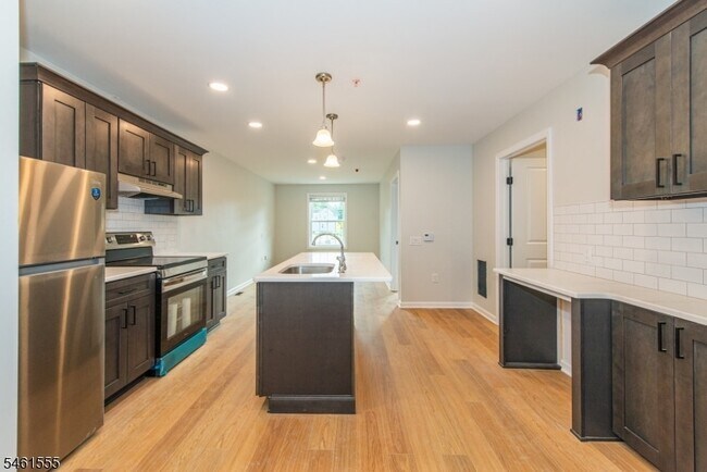 Building Photo - 39 Ledgewood Ave